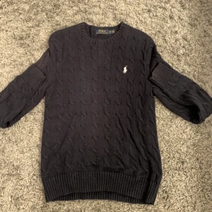 Stickad Ralph lauren tröja  - Säljer denna riktigt snygga stickade Ralph lauren tröjan. Den har inte kommit till någon större användning, inga defekter (bra skick). Det är storlek xs i herr men funkar för vilket kön som helst. 