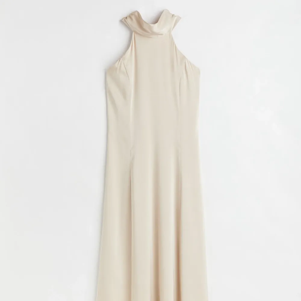 Säljer denna fina klänningen i storlek 38 från H&M. Helt ny med lapparna kvar då den endast är testad. Skriv för fler bilder 💞 Köpt för 599kr.. Klänningar.