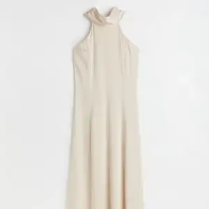 Säljer denna fina klänningen i storlek 38 från H&M. Helt ny med lapparna kvar då den endast är testad. Skriv för fler bilder 💞 Köpt för 599kr.