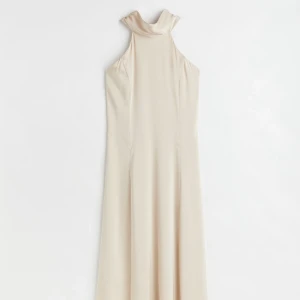 Balklänning  - Säljer denna fina klänningen i storlek 38 från H&M. Helt ny med lapparna kvar då den endast är testad. Skriv för fler bilder 💞 Köpt för 599kr.