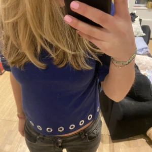 Kortärmad tröja  - Jätte cool tröja från Michel Kors i storlek XS💓💓Tröjan är äkta💓💓super fin att ha till middagar💓