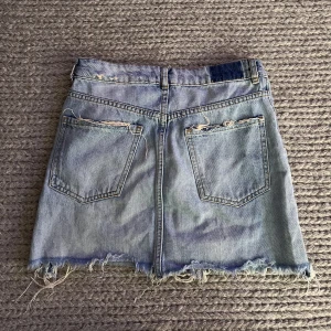 JEANSKJOL - Jättesnygg jeanskjol perfekt nu till sommaren. Säljer pga den är för liten. 💗💗💗💗💗