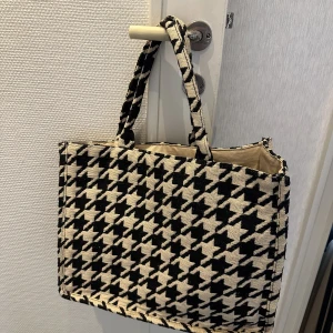 Väska  - Snygg väska från H&M. Sparsamt använt. 