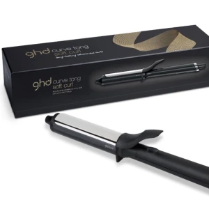 Ghd curve soft curl tong  - Endast använd två gånger. Säljes på grund av att den inte kommer till användning. Fungerar bra till att göra både stora och små lockar. Köpt för 1500 kr och är i nyskick🥰  Köpare står för frakt. Pris kan diskuteras