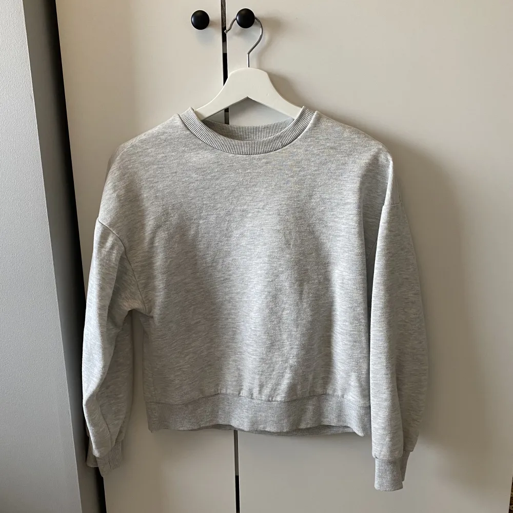 Sweatshirt från Gina Tricit i storlek S 🕸️. Tröjor & Koftor.