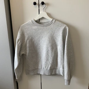 Grå sweatshirt 🐚 - Sweatshirt från Gina Tricit i storlek S 🕸️