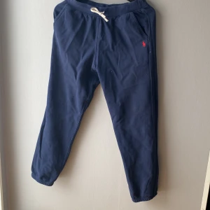 ralph lauren mjukisbyxor - Köpt för 1200 säljs för 700 Rätt så använda men inga större skador. Inga hål, inga förbleknader. Säljer för att dom börjar bli för små.
