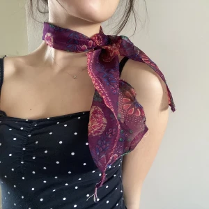 💜Lila blommig/mönstrad SCARF💜  - Superfin att ha i håret som hårband eller runt halsen som scarf🥰 köpt på marknad utomlands och knappt använd så iprincip helt ny. frakt 15 kr. 