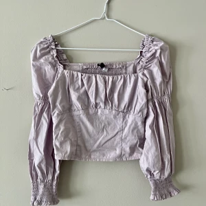 Fin topp från H&M💜 - Fin topp från H&M som är använd fåtal gånger💜 Eventuell frakt betalas av köparen💌
