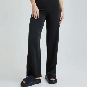 High/mid waist kostymbyxor  - Säljer dessa superfina kostymbyxor från bikbok. Superskönt material. Byxorna funkar som Low waist. Storlek 36 men jag har själv 36 och är 165 och de är för korta för mig. Hör av dig om du vill ha fler bilder eller om du vill köpa💗💗 priset kan diskuteras 