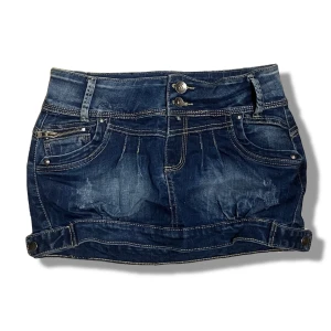 Mini tjol - Säljer mammas gamla mini kjol från när hon var ung. Jätte fin med inga defekter. Storlek S