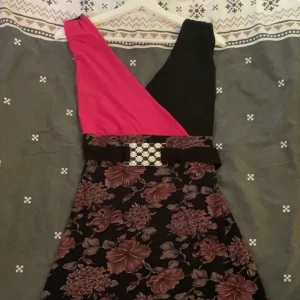 Blommig klänning  - Stiligt bomull klänning som har en bra skick. 