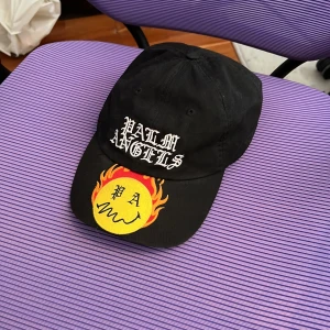 Palm angels keps  - Palm angels keps, sparsamt använd då jag inte är en kepsperson!   Den har legat i en låda i garderoben och samlag damm nästan sedan jag köpte den 