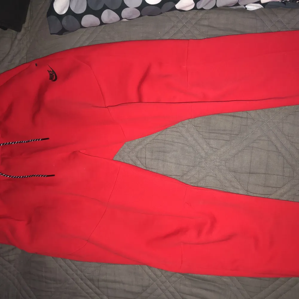 Säljer mina Nike tech fleece byxor röd storlek L. Jeans & Byxor.
