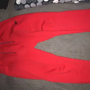Säljer mina Nike tech fleece byxor röd storlek L