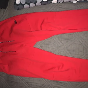 Nike Tech Fleece Byxor - Säljer mina Nike tech fleece byxor röd storlek L