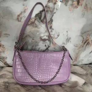 Mini handbag with cute chain accessorie on the outside 