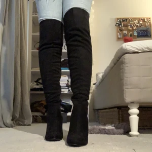 Over the knee boots - Svarta sammet lårhöga stövlar. Har snörning baktill men även dragkedja på sidan. Aldrig använda. Från boohoo i storlek 40. 