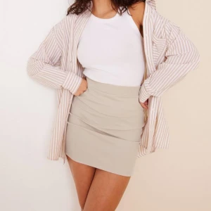 Kjol - Kjol från Nelly i storlek M men skulle säga att de är en S egentligen. Beige och aldrig använd! 100kr (+frakt)