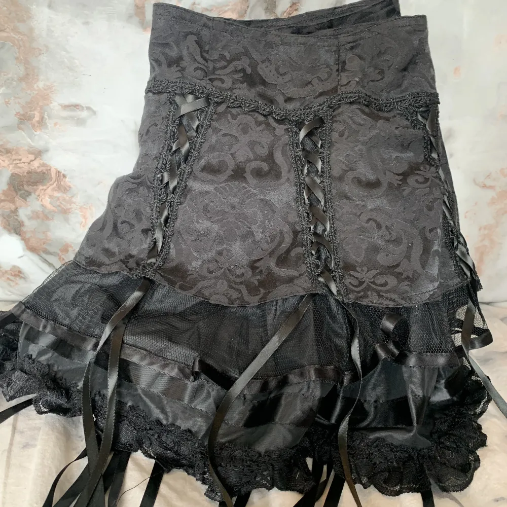 Queen of darknes beautiful black skirt whit amazing details . Kjolar.