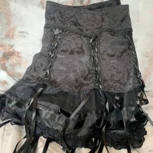 Queen of darknes beautiful black skirt whit amazing details 