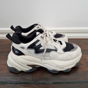 NA-KD chunky sneakers stl 39 - Super snygga och sköna skor från nakd. Jättefint skick.  Köparen står för frakt 🌸