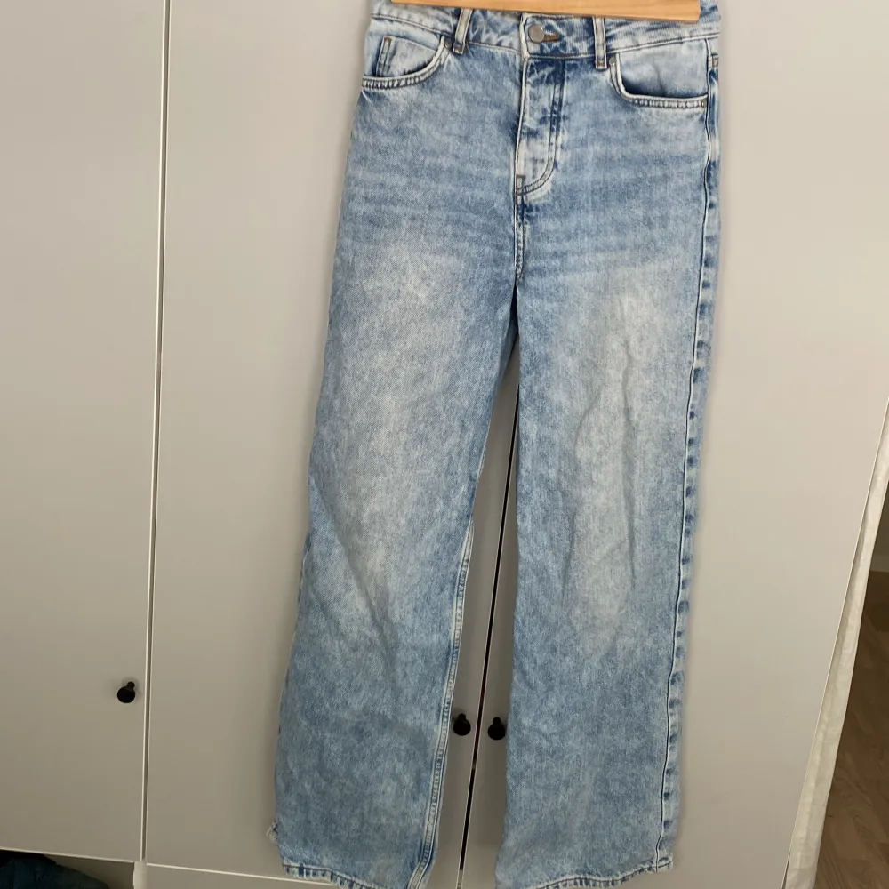 Ett par blåa jeans i använt skick. Köpta på Bik Bok. Nypriset är 599 kr. Det är storlek 24 passar 32-34/XS.. Jeans & Byxor.