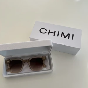 Chimi solglasögon - Intressekoll på mina chimi solglasögon i modellen 04 och färgen ecru då de inte kommer till användning. Box och fodral medkommer❤️❤️ 
