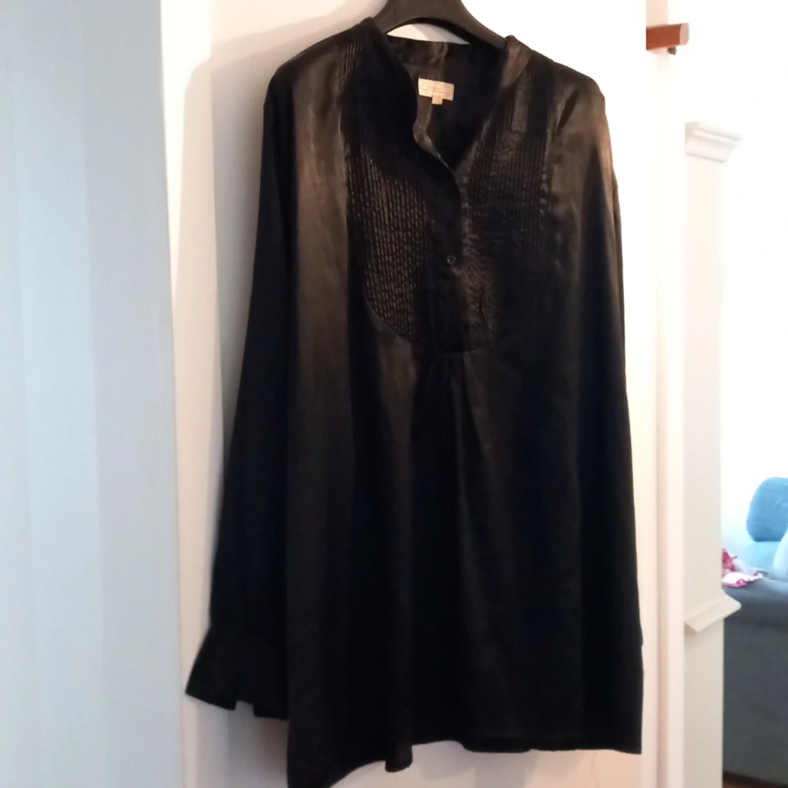 Två snygga blusar.En svart i satin. Den blåmönstrade i bomullstyg. Storlek 52-54 - 91