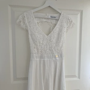 Vit klänning  - Perfekt till studenten eller konfirmation! Skriv för fler bilder