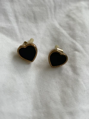 Örhängen  - Oanvända!  Hjärta 60kr. Dropöronhånge 50kr. Paket med små örhängen 40 kr