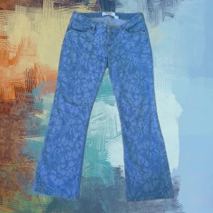 blommiga jeans byxor - HM JEANS användet en gång!  [100% cotton] 