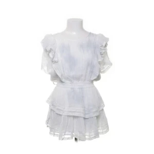 Love shack fancy - Intressekoll på min klänning från love shack fancy. Köpte på sellpy men såg fel på storleken. Den har tecken på användning men har tagits väl hand om. Nypris 3500kr! Säljer för 900kr🫶🏼🫶🏼Skriv vid funderingar eller annat!🙏🏻Färg är vit blå. Direkt pris 1199kr!