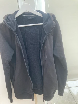 Fliströja - Sailracing tröja, har några solfläckar men kan säkert färga över det med färg för kläder. Annars är den jätte fin.