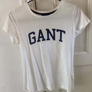 Gant T-shirt som är knappt använd och är i storlek S. 