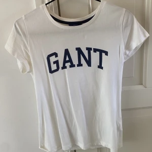 Gant T-shirt  - Gant T-shirt som är knappt använd och är i storlek S. 