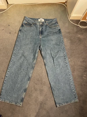 Baggy jeans  - Baggy jeans från BDG by Urban Outfitters Storlek 32/32 Använda men inga skador eller märken förutom lite slitage vid änden av benet