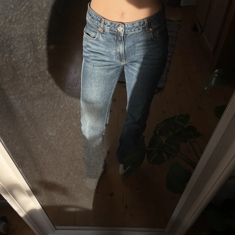 Ett par mörkblåa jeans i bootcut från zara. De är midrise och i fint skick!! Köpare står för frakt!. Jeans & Byxor.