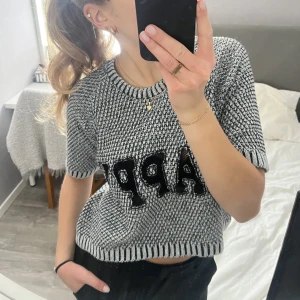 Stickad top - As ball och unik stickad t-shirt! Jättebra skick💥ingen storlekslapp men passar stl från xs/s/m skulle jag säga