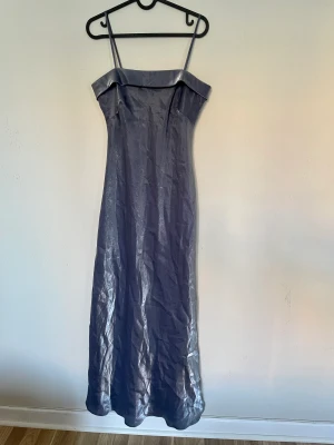 Långklänning   - Jättefin blå långklänning i satin köpt på humana! Står inte var den kommer ifrån eller storlek, men passar perfekt på mig som vanligtvis har 36/38 S/M💕