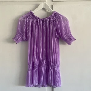 Lila topp - Lila genomskinlig topp, bra skick, tunn