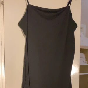 Lång svart klänning  - Oanvänd klänning. 