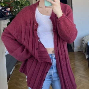 Rosa stickad kofta - Rosa stickad kofta, varm och skön, lång