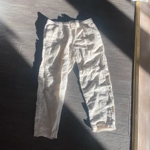 Mango linnebyxor  - Säljer mina Mango linnebyxor (man). Köpta förra året och testades bara och jag insåg att dom var för små.  Gick inte att returnera så jag säljer dom nu.  Färg: Ecru Storlek: 42 Pris diskuteras men startar på 300. Con: 10/10