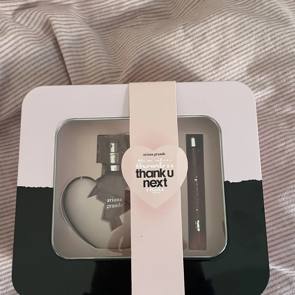 Säljer mitt Thank u next gift set av Ariana grande för att den inte kommer till användning, Den är bara öppnad aldrig använd . Säljer för 150kr+ frakt . Parfym.