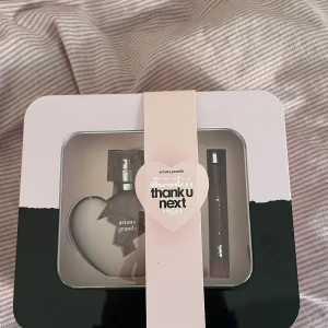 Thank u Next gift set Ariana grande  - Säljer mitt Thank u next gift set av Ariana grande för att den inte kommer till användning, Den är bara öppnad aldrig använd . Säljer för 150kr+ frakt 