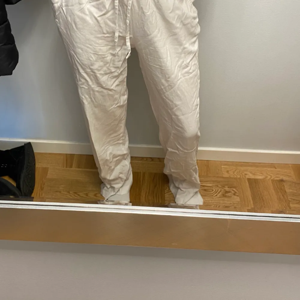 Helt nya low waist linnebyxor. Strl xs men passar även S. Säljer pågrund av att jag har flera.. Jeans & Byxor.