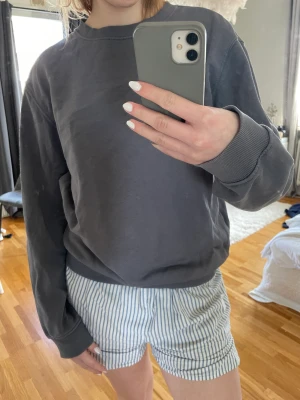 Grå Weekday tröja  - Säljer denna snygga Weekday tröja som sitter perfekt och är väldigt bekväm