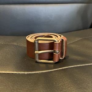 Bälte - H&M bälte Säljer den fö den är fö lång OBS! Har gjort två extra hål KAN ÄNDRA PRIS OM DET ÄR ETT BRA PRISFÖRSLAG