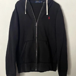 Ralph lauren zip  - Säljer en skit snygg Ralph lauren zip hoodie som är i jättefint skick de ända är att den är pyttelite urtvättad men skulle säga är 9/10  nypris: 1800 